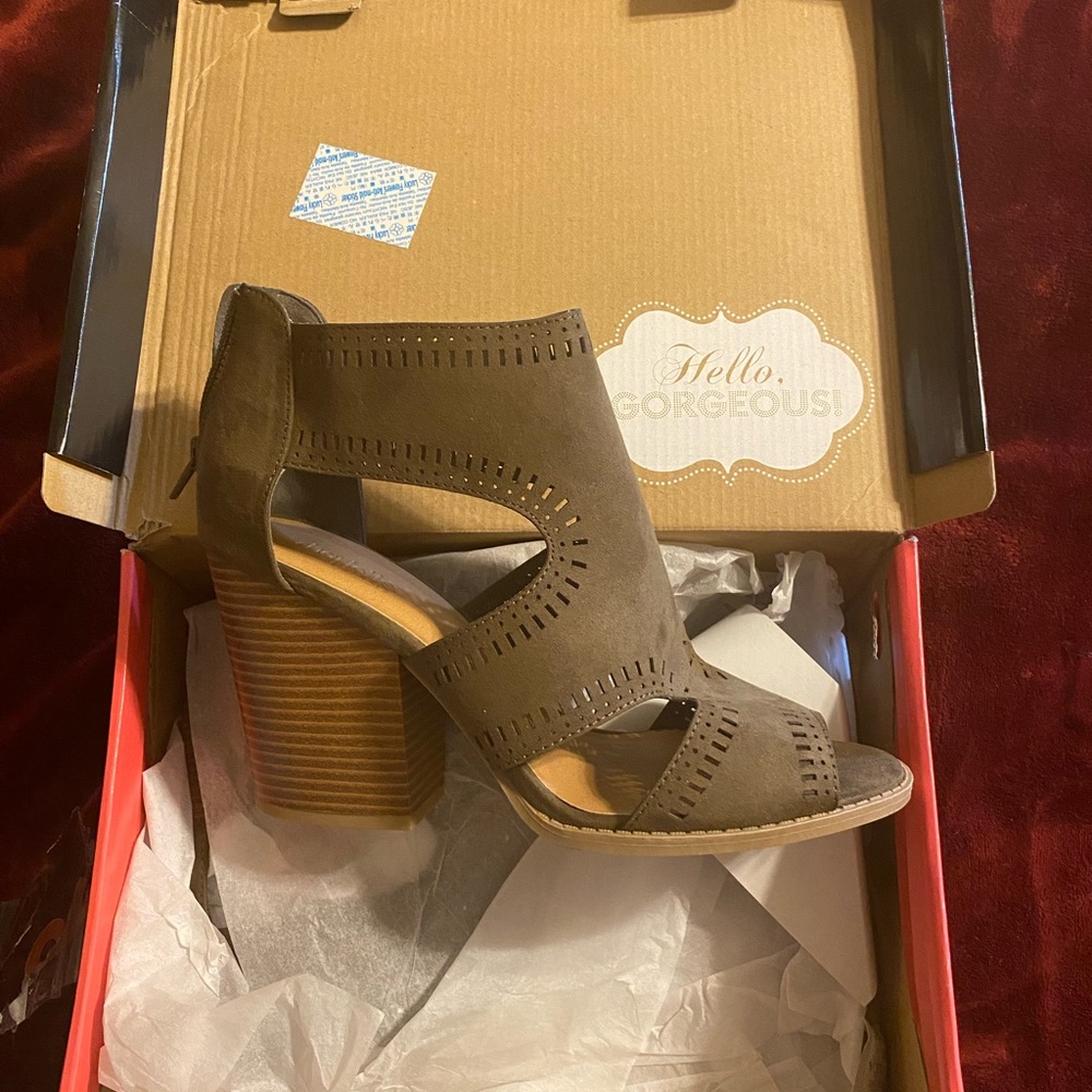 Sexy suede sandals!